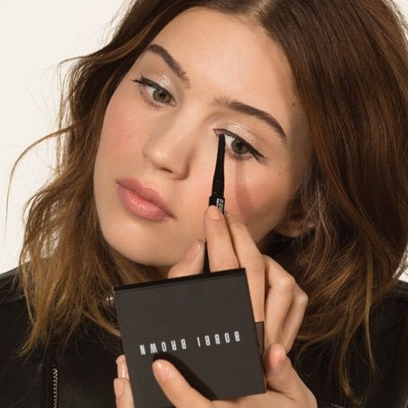 Bạn có thể tự tạo ra nguồn thu nhập cho mình bằng việc làm makeup tự do