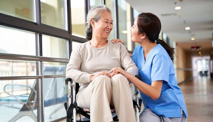 Điều dưỡng viên là cầu nối quan trọng giữa bệnh nhân và bác sĩ